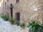 Private street and Villa entry of L'Antica Vetreria.