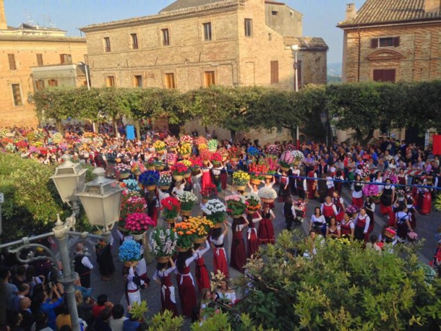 Bucchianico piazza becomes a flower labyrinth