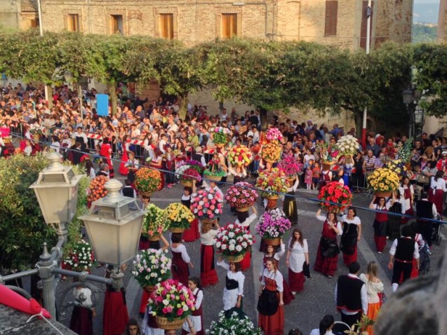 BUCCHIANICO piazza, flower filled for la Ciammaichella