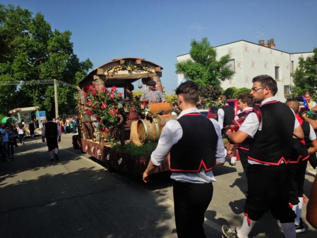 carro-del-vino-followed-by-musci-637x478-1 CARRO DEL VINO FOLLOWED BY MUSCI
