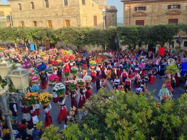 La Ciammaichella weaves through the piazza