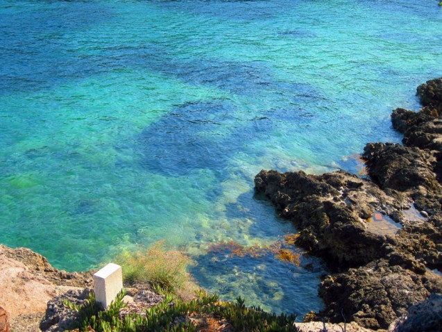 Limestone-outcrop-surrounded-by-limpid-waters