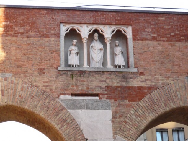 Statues of St. Ambrogio, Gervasio and Protasio, Milan-sm